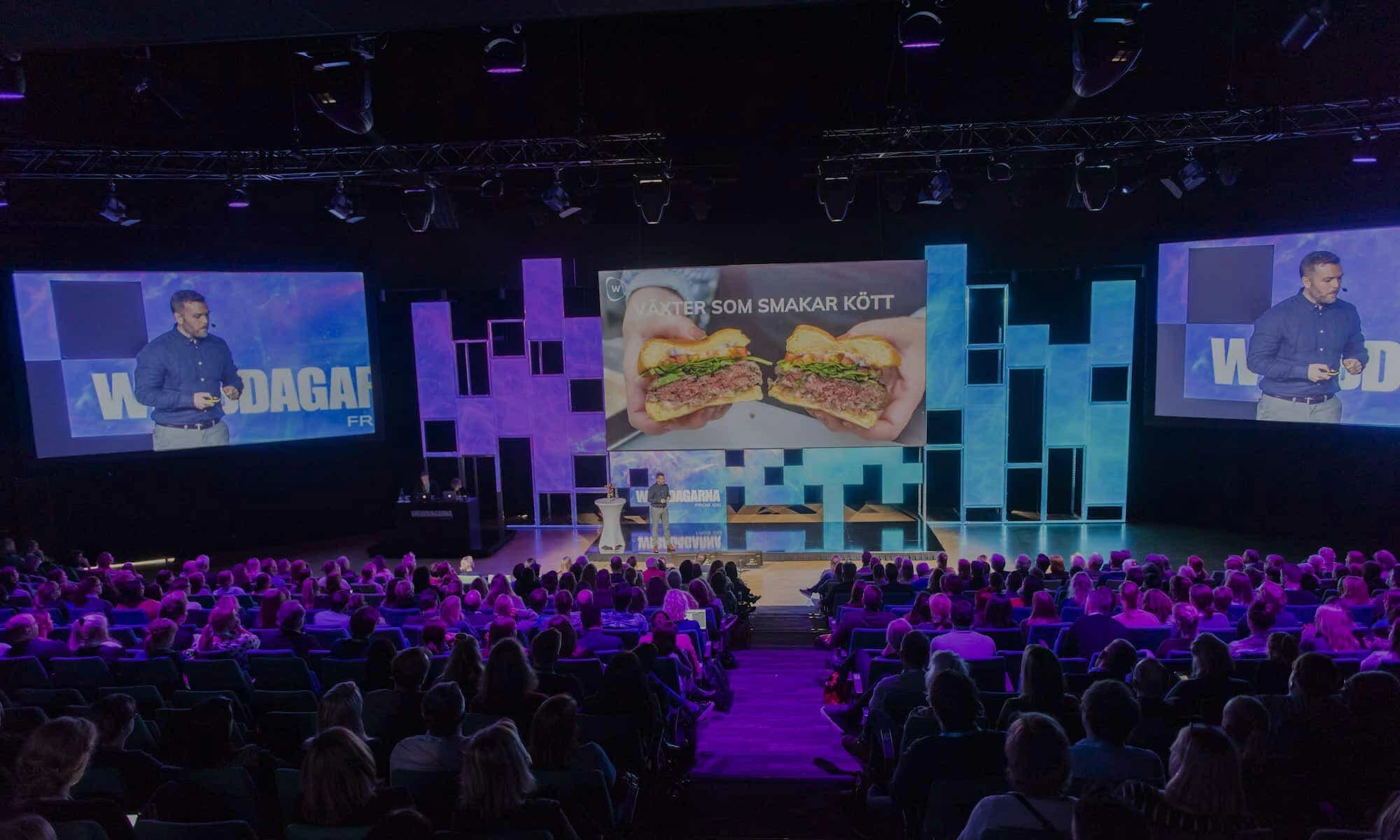 Magnus Aschan speaking on stage